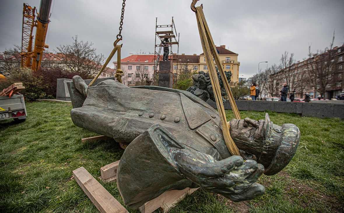 Демонтаж памятника маршалу Советского Союза Ивану Коневу