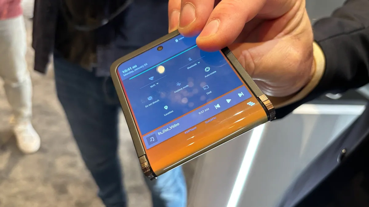 Первый за десятилетие: Samsung показал смартфон-книжку с гибким экраном Infinity  Flex