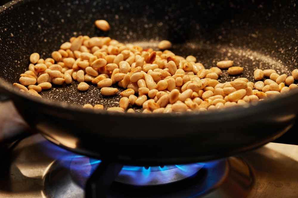 Используйте сухую сковороду с толстым дном