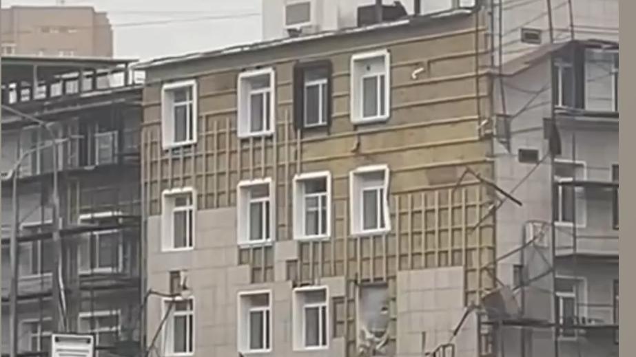 На юге Москвы рухнули строительные леса с рабочими