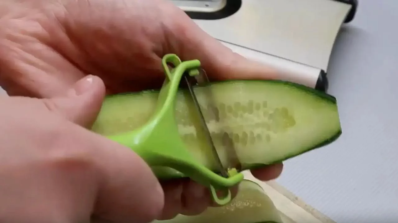 Нарежьте огурец