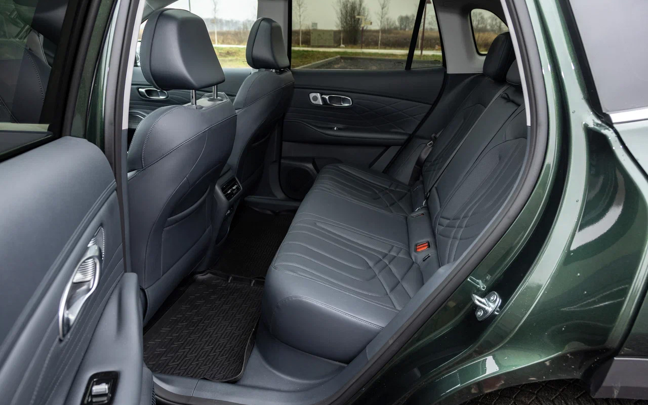 Благодаря ровному полу и внушительным габаритам модели на диване Geely EX5 EM-i могут разместиться трое взрослых седоков