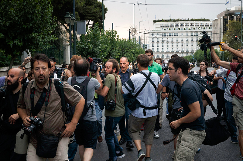 Министр финансов Греции Янис Варуфакис, окруженный толпой журналистов
