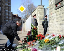 Россияне приносят цветы к посольству Польши в Москве