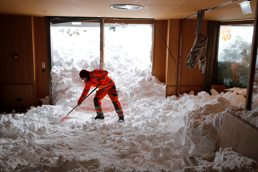Сильнее всего от снегопадов пострадали юг Германии, Австрия и Швейцария (на фото один из отелей в Швейцарских Альпах)
