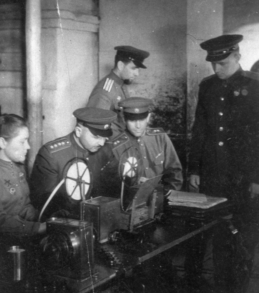 Генерал армии Иван Баграмян (второй слева) в штабе фронта у телетайпа. 1944 год
