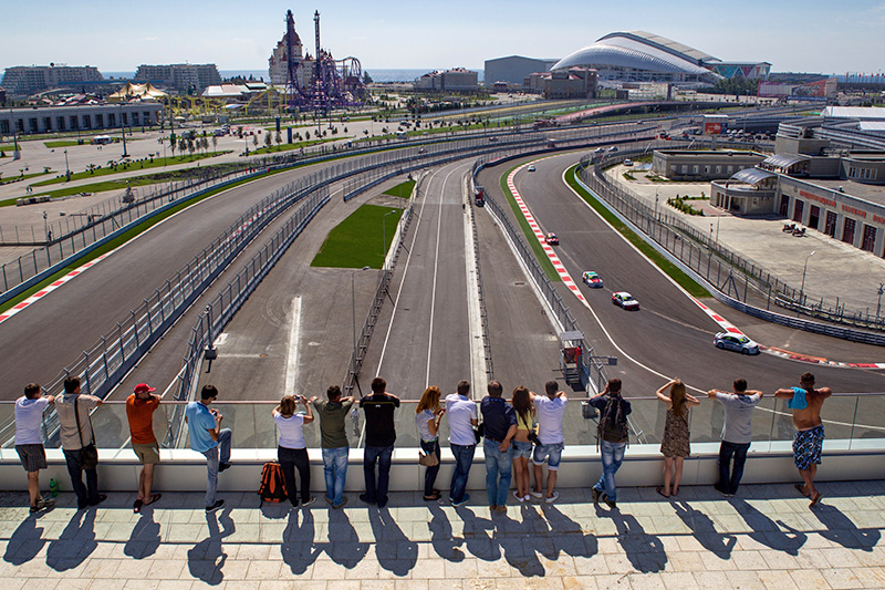 Зрители смотрят за ходом тестовой гонки на трассе, где с 10 по 12 октября пройдет первое в России Гран-при &laquo;Формулы&ndash;1&raquo;.