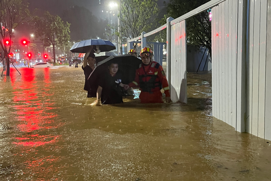 Спасатели помогают застрявшим из-за наводнения местным жителям в Шэньчжэне