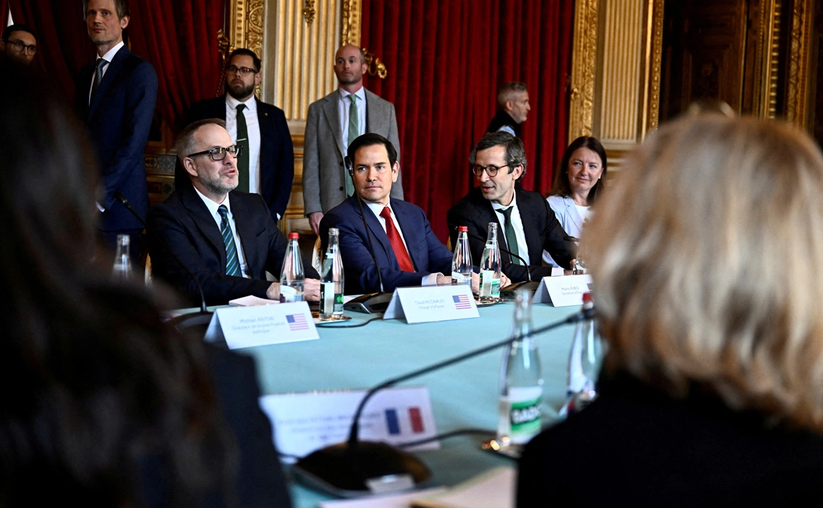 Julien De Rosa / Reuters