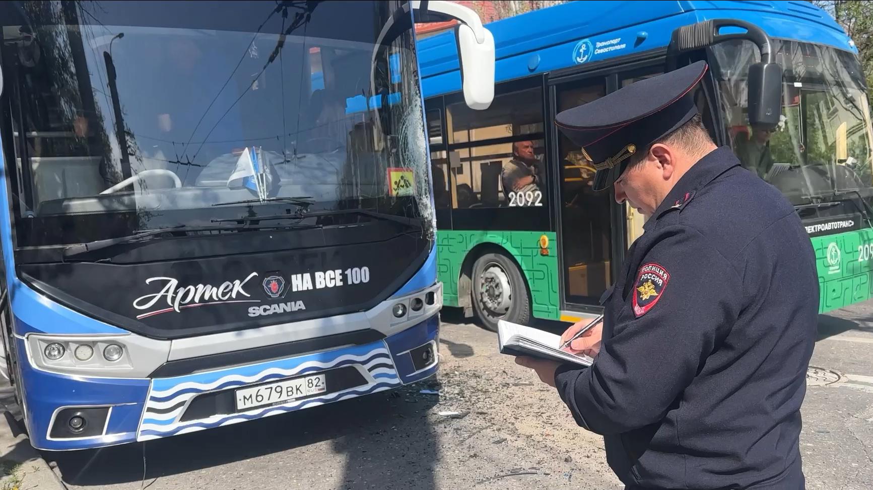 В Севастополе автобус «Артека» с детьми попал в ДТП