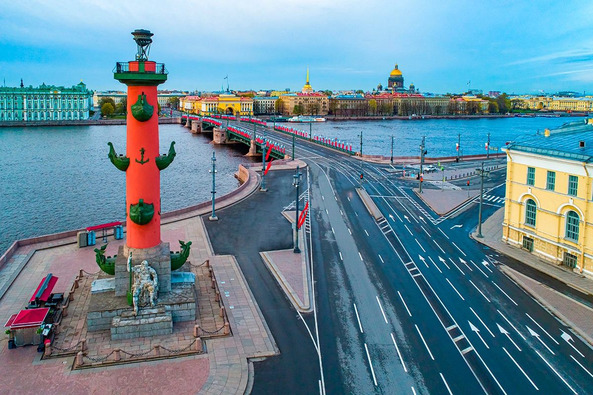 Ростральные колонны в центре Санкт-Петербурга на Стрелке Васильевского острова в наши дни