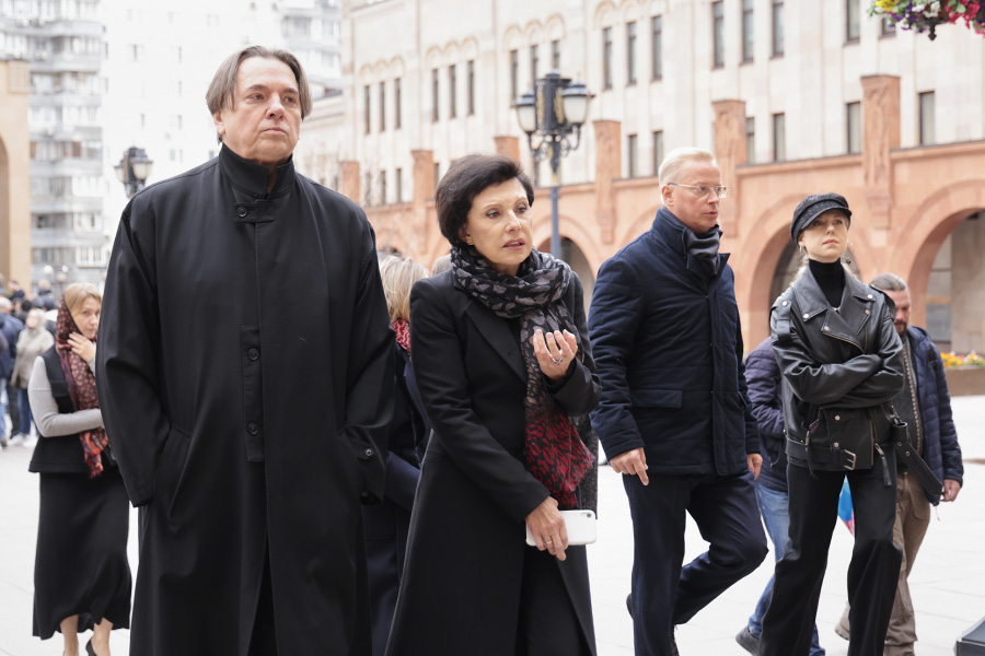 На церемонию пришли многие журналисты и медиаменеджеры: среди них глава &laquo;Первого канала&raquo; Константин Эрнст, работавшая на НТВ журналистка и экс-замгендиректора телеканала Татьяна Миткова (на НТВ Кеосаян вел программу &laquo;Международная пилорама&raquo;) и ведущий ВГТРК Эрнест Мацкявичюс.