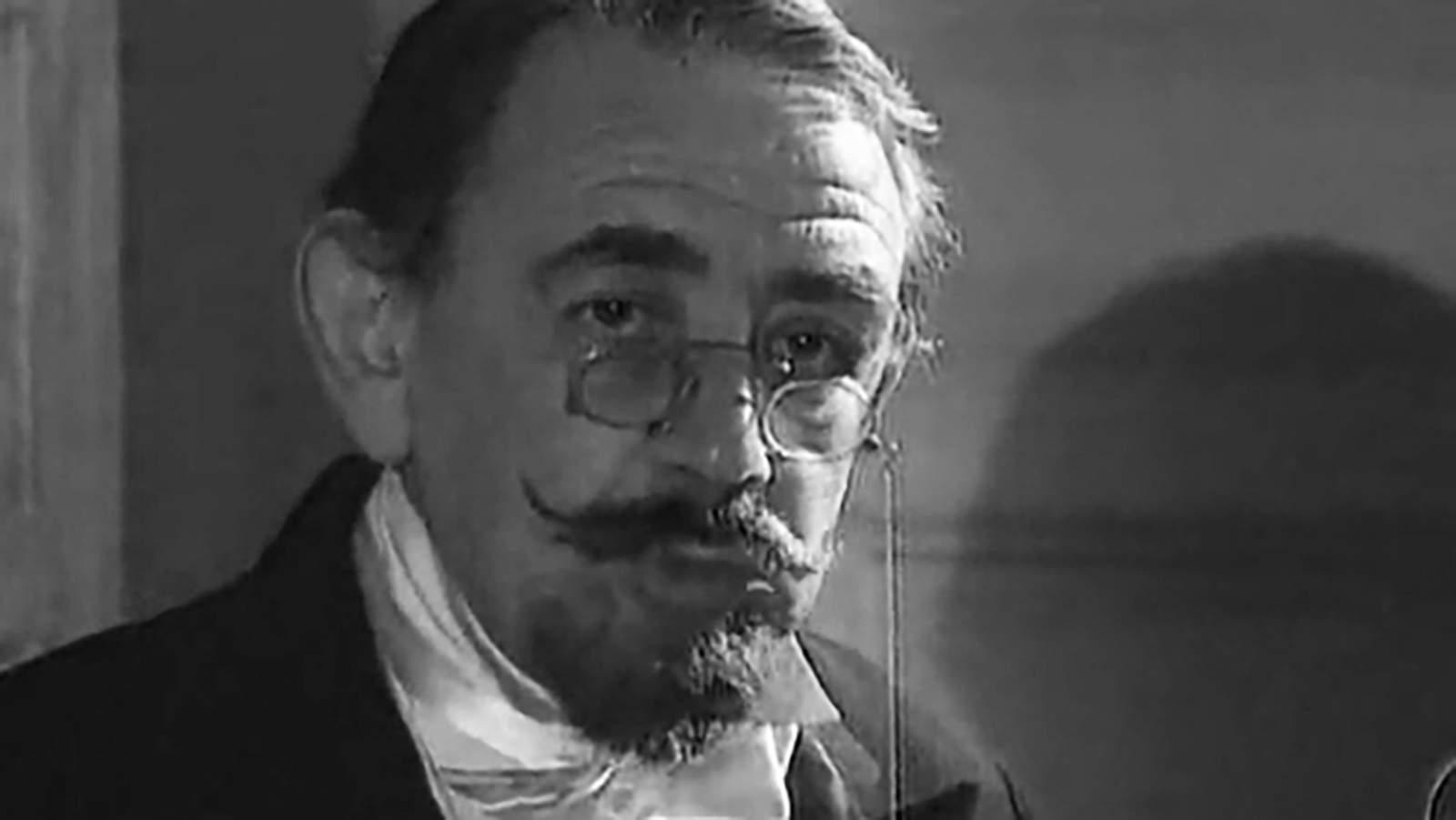 Кадр из сериала «Империя под ударом»