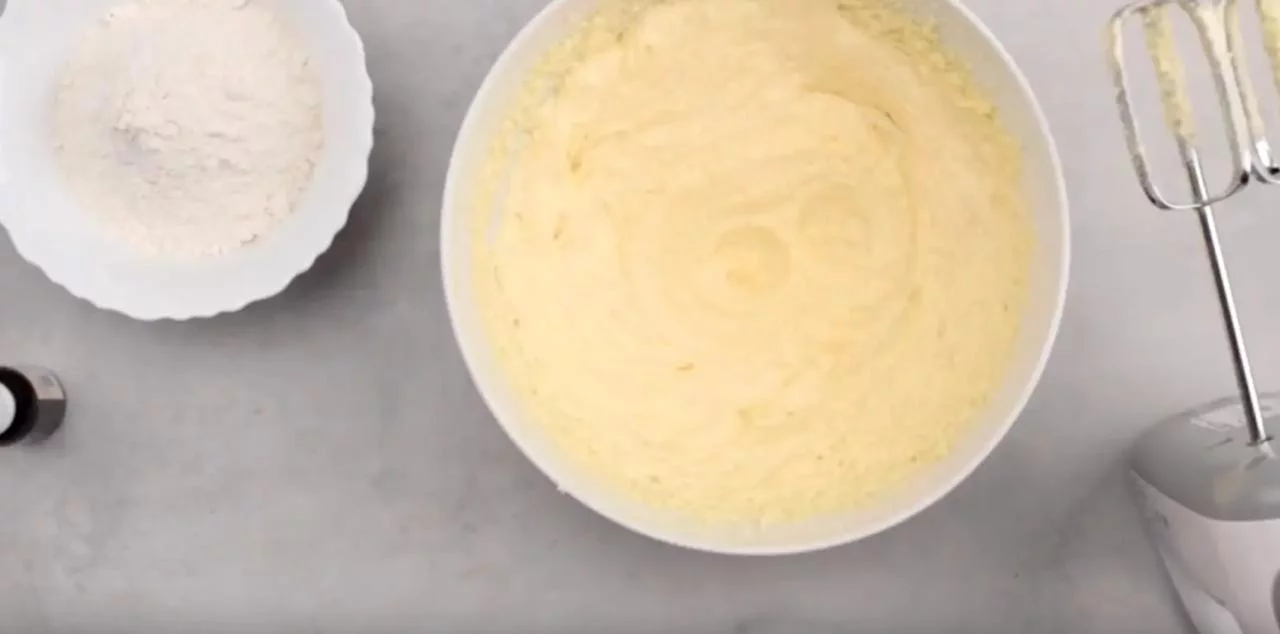 Замешайте тесто с помощью миксера