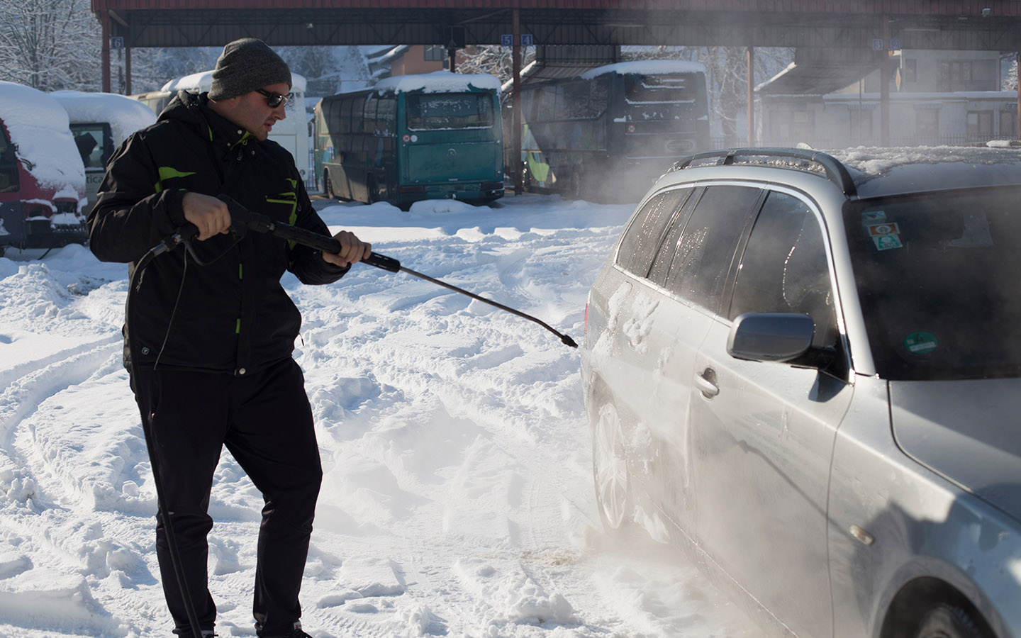 Во время мойки автомобиля зимой на улице старайтесь не направлять струю под давлением на замочные скважины (если они есть снаружи) и дверные ручки