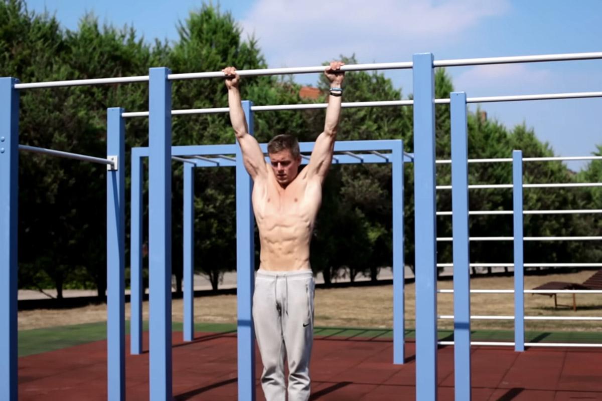 Возьмитесь за перекладину прямым хватом