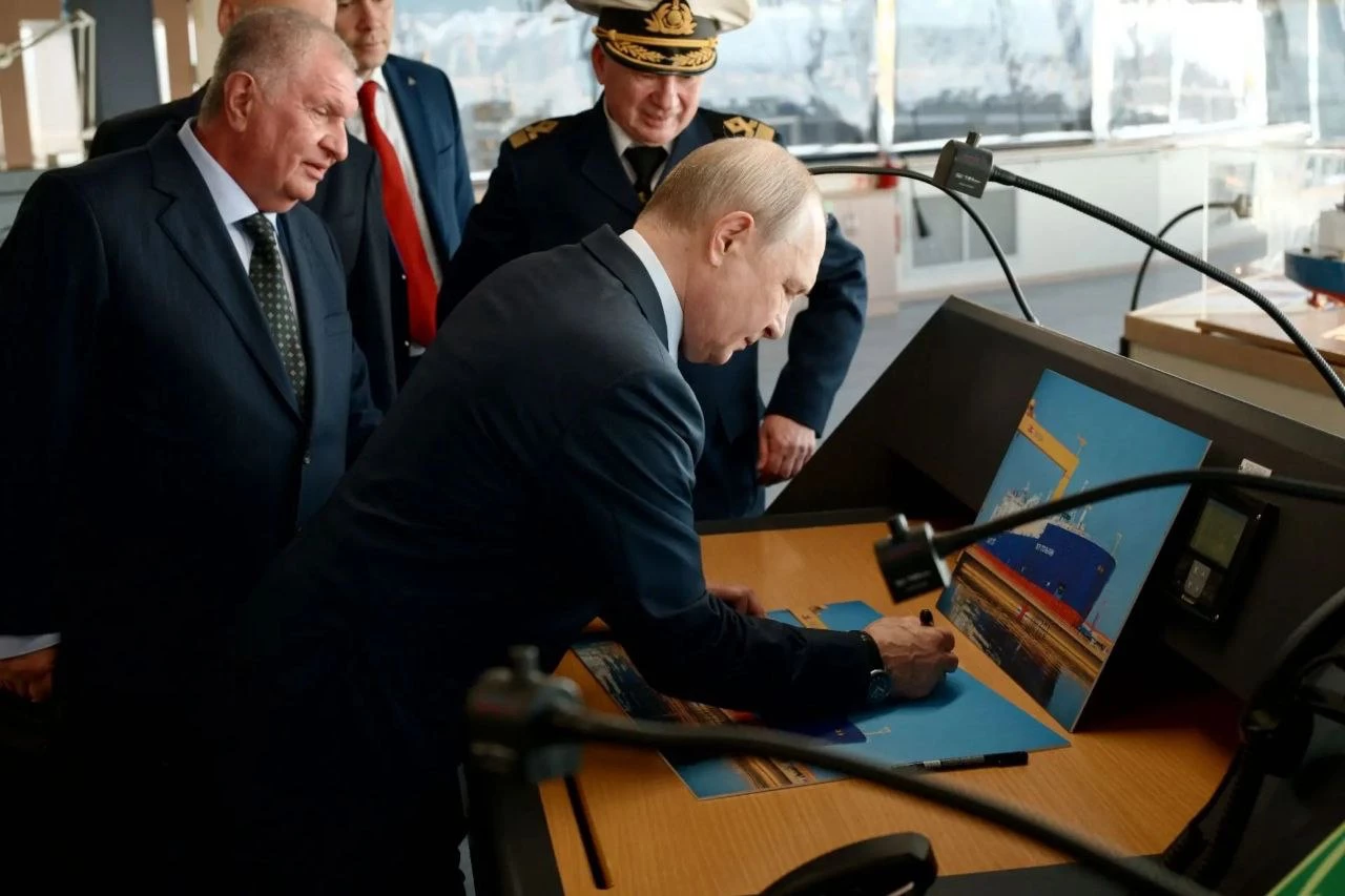 Путин посетил верфь «Звезда» в ходе поездки на ВЭФ