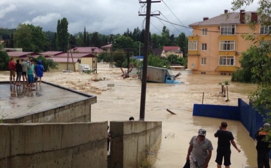 Ливень затопил центральные улицы Сочи и Адлера, на курорте объявлен режим  ЧС