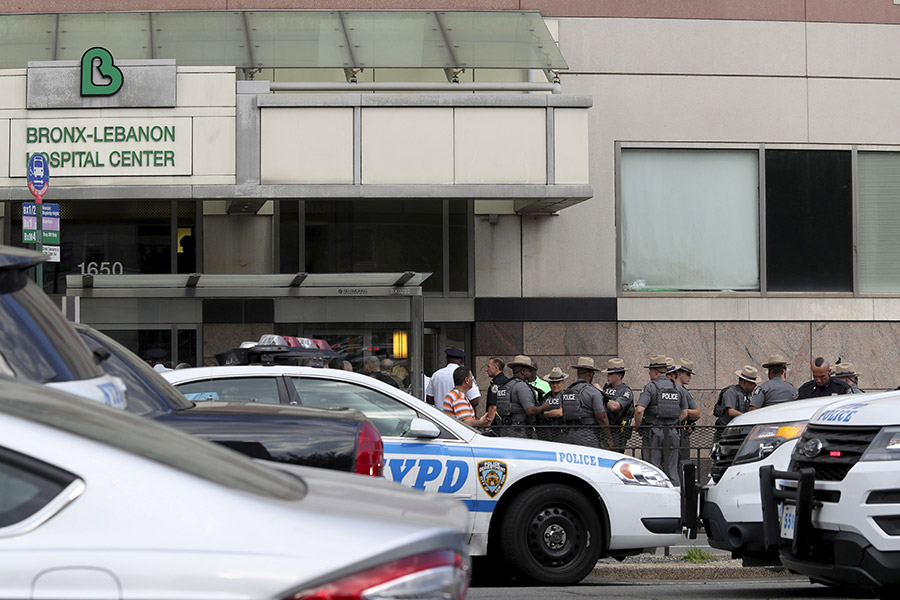 Полицейские Нью-Йорка возле больницы&nbsp;Bronx Lebanon Hospital после происшествия


