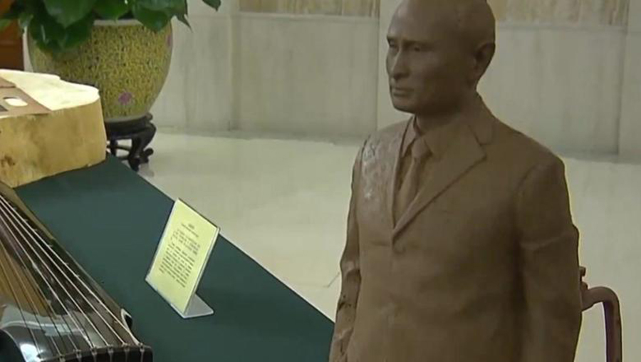 В июне 2018 года, во время визита Путина в Китай, председатель КНР Си Цзиньпин подарил ему чжучжэнский гуцинь (народный музыкальный инструмент, напоминающий гусли) и тяньцзиньский нижэньчжан (глиняный бюст) с лицом российского лидера. Путин накануне подарил своему коллеге русскую баню