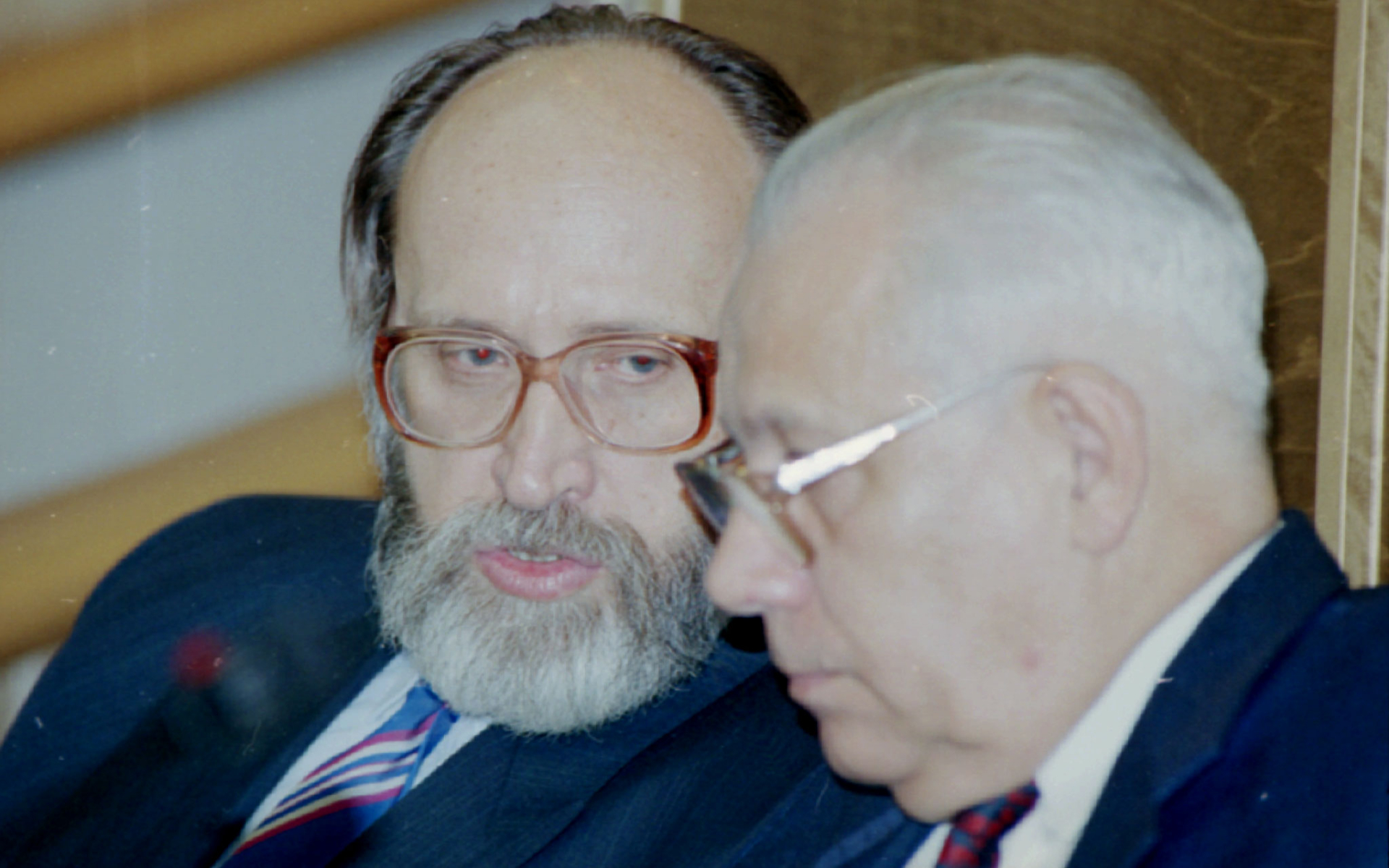 Юрий Власов (слева)