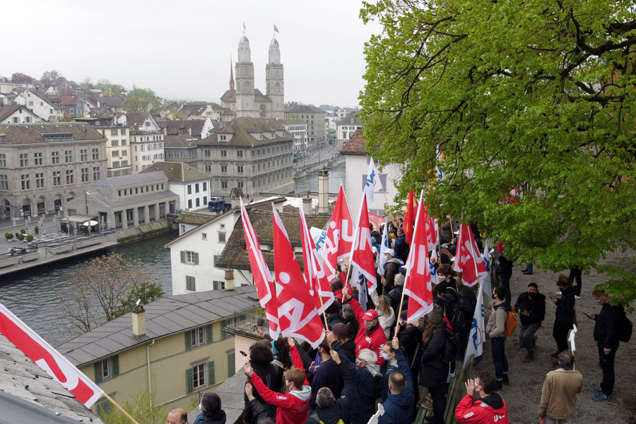 Протестующие во время демонстрации Швейцарских профсоюзов, Цюрих.

В стране начали постепенно снимать меры по сдерживанию коронавируса, но ограничение на крупные сборища сохранится до конца мая