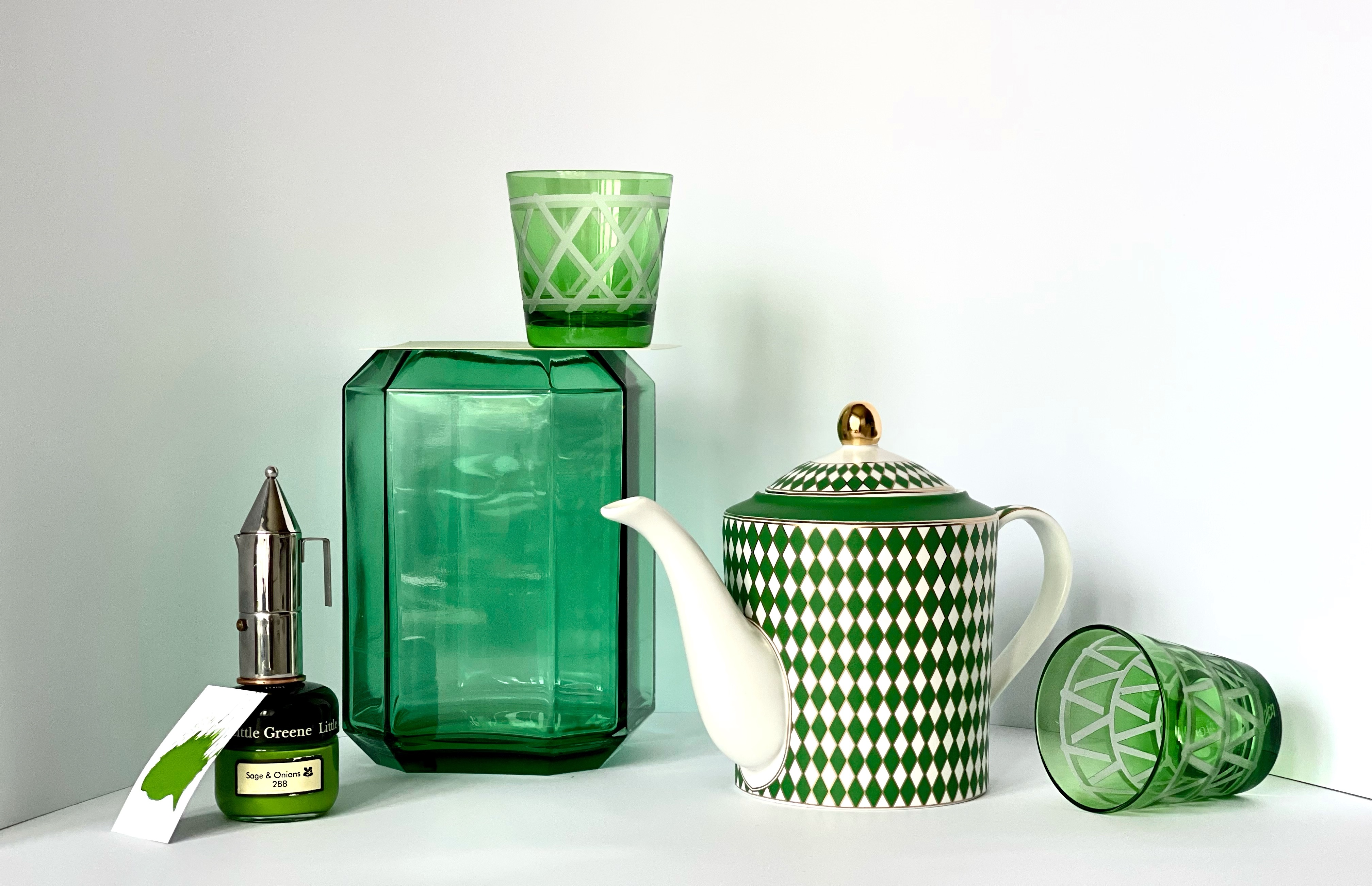 Миниатюра кофеварки La Conica, Alessi, Design Boom; матовая эмульсия Sage &amp; Onions, Little Greene, салоны Manders; ваза Jewel Green, Louise Roe, The Dar Store; бокалы Tie Up и чайник Chess Green, Pols Potten, все The Dar Store