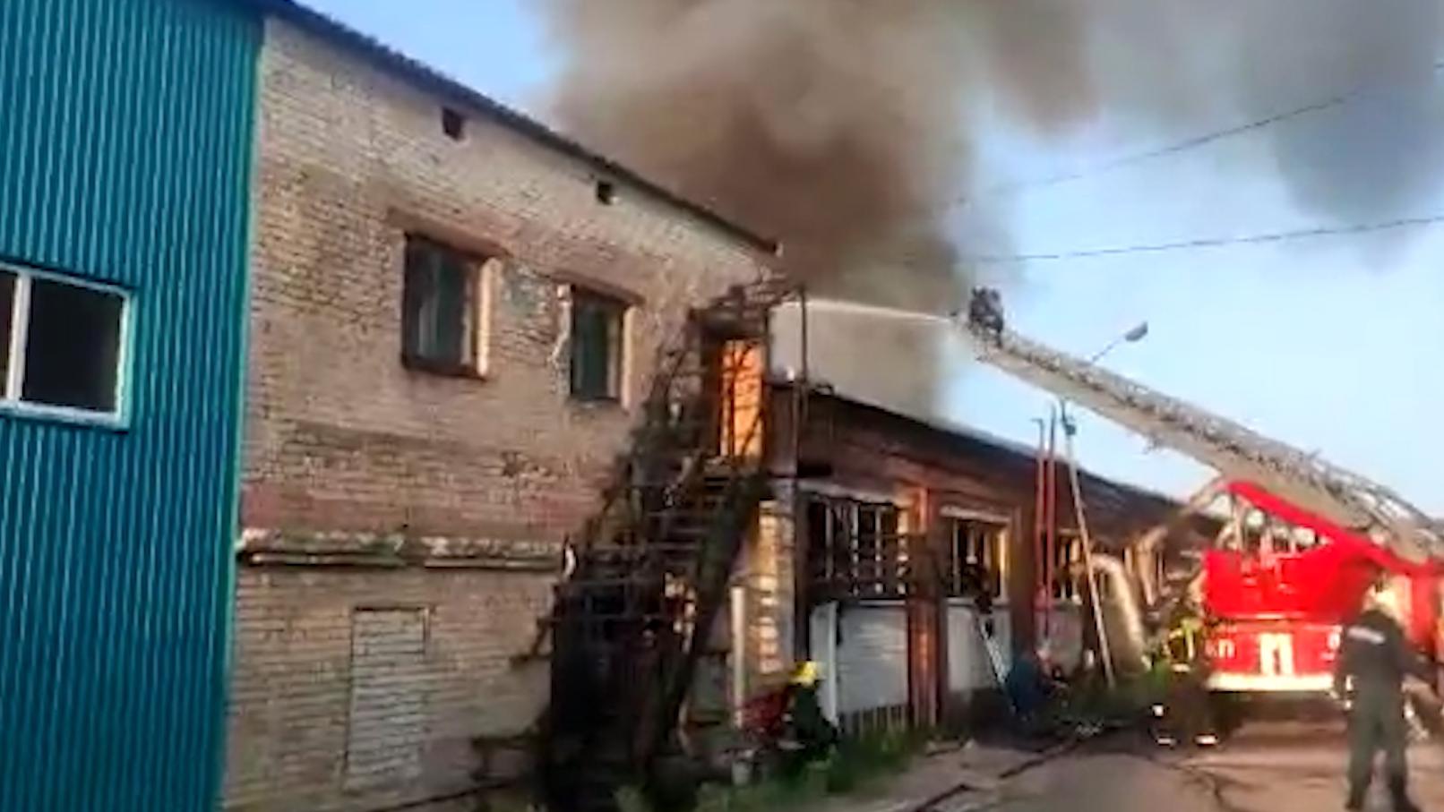 У загоревшейся мебельной фабрики в Рыбинске обрушилась кровля