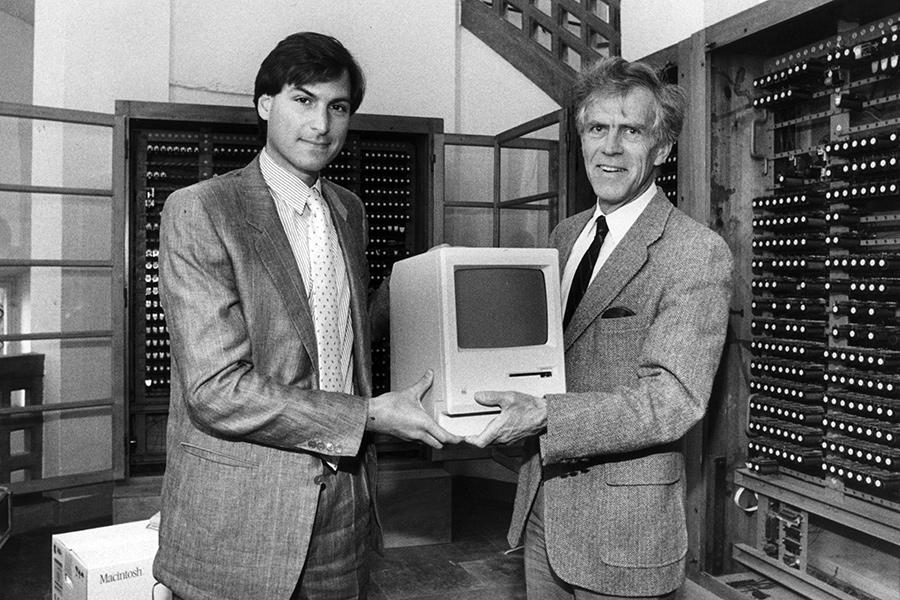 Стив Джобс передает компьютер Apple Macintosh директору Немецкого музея достижений естественных наук и техники Отто Майеру, 1985 год