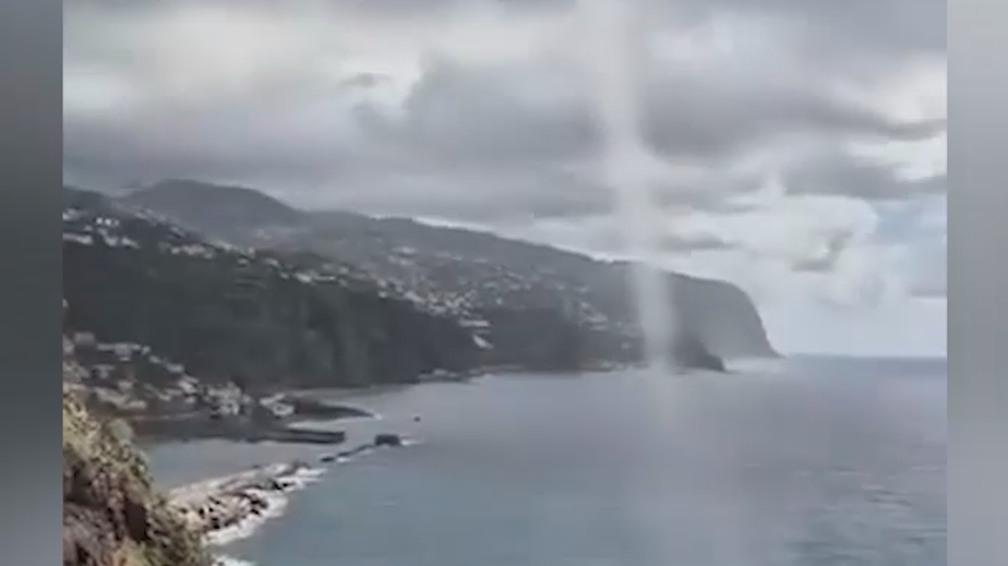 Водяной смерч у португальской Мадейры. Видео