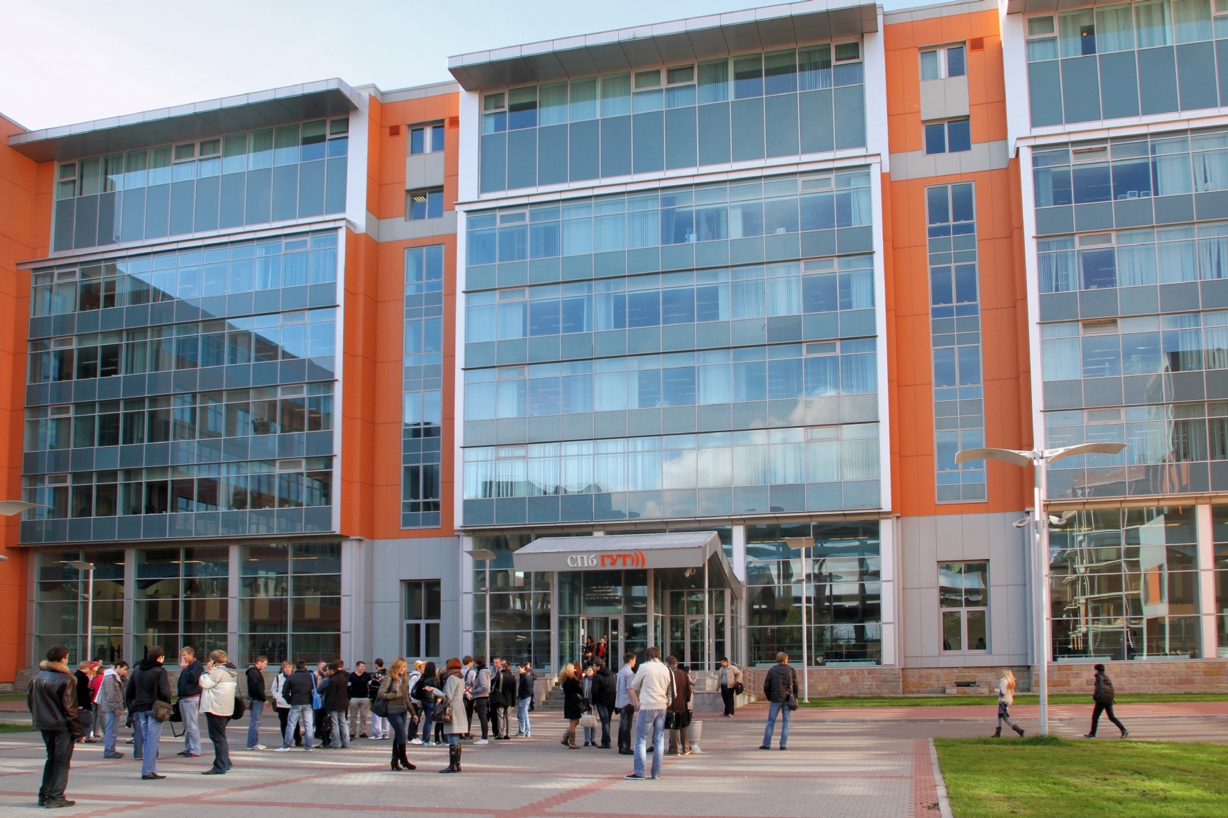 Вход в главное здание СПб ГУТ