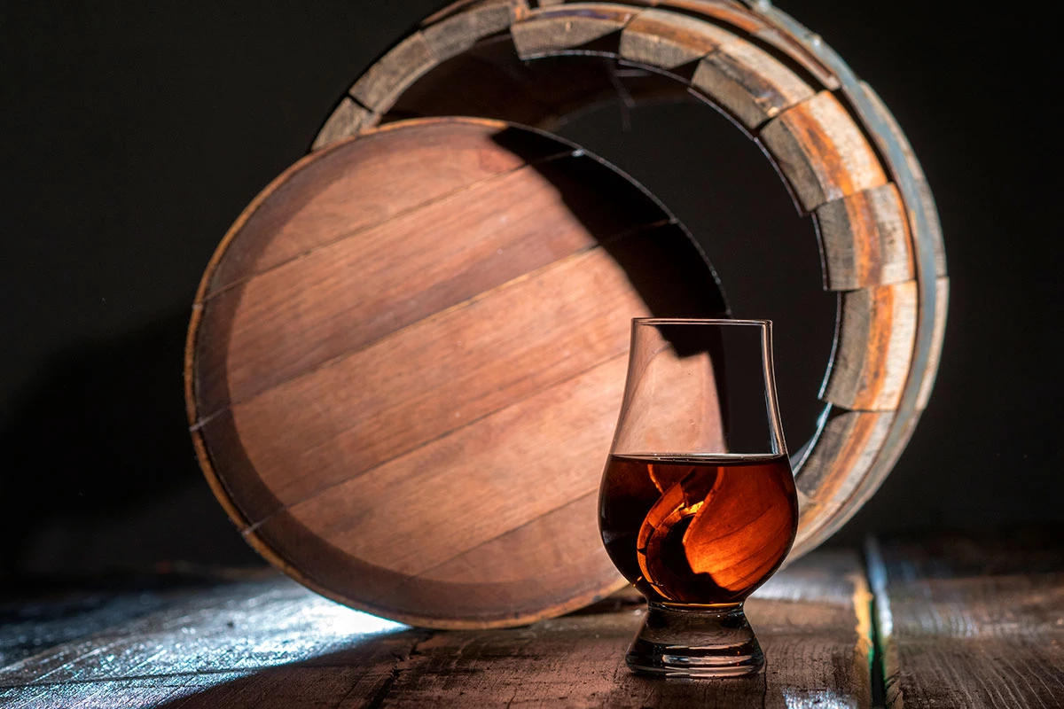 После купажирования о-де-ви напитку позволяют созревать еще несколько месяцев в дубовых бочках, в течение которых ароматы и вкусы объединяются и обогащаются, создавая единый букет