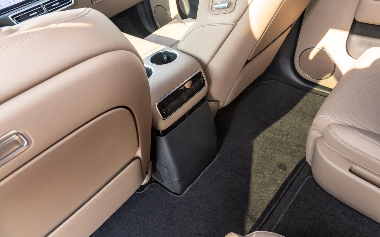 С размещением смартфонов на втором ряду дела обстоят нелучшим образом: их либо придется держать в руках, либо класть на раскладные столики. Создателам модели пришлось выбирать между площадками для гаджетов и подстаканниками. Победили последние