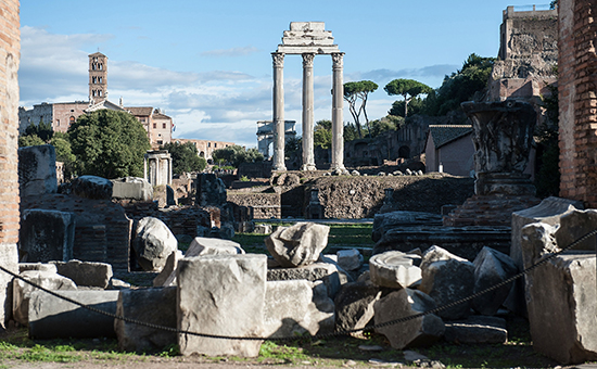 Общий вид Римского форума, где ведутся работы по реконструкции базилики Ульпия
