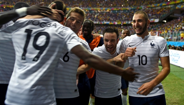 Французская сборная в красивом стиле переиграла швейцарцев, забив 5 голов в самом результативном поединке ЧМ, однако борьба за плей-офф у них еще продолжается. (с) Getty Images.
