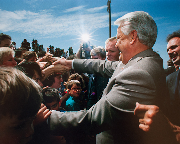 Американцы встречают Бориса Ельцина в&nbsp;аэропорту во&nbsp;время визита в&nbsp;Штаты