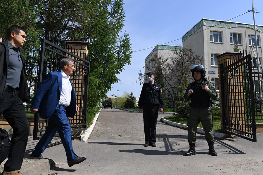 Глава Республики Татарстан Рустам Минниханов около школы, где произошла стрельба