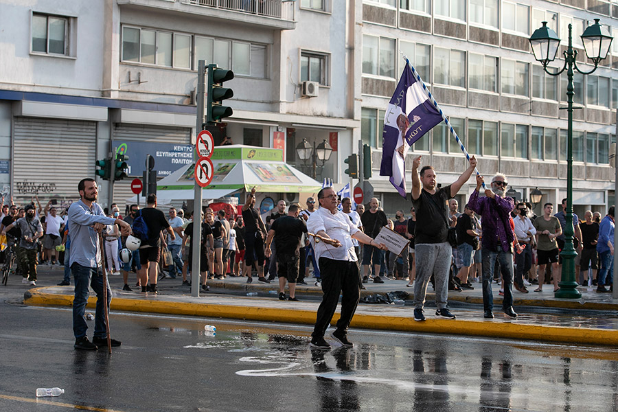 Это не первая акция антипривочников в Греции. Предыдущая состоялась в прошлую среду. По данным Reuters, тогда на улицы вышли более 5&nbsp;тыс.&nbsp;человек. Они так&nbsp;же, как во время, акции 21 июля размахивали греческими флагами и демонстрировали деревянное распятие
