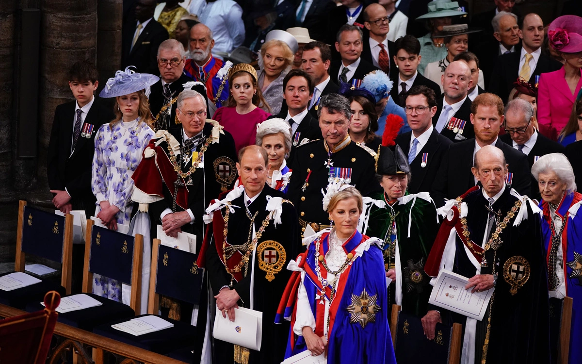 <p>Принц Гарри (второй справа в третьем ряду) в окружении родственников на церемонии коронации Карла III</p>
