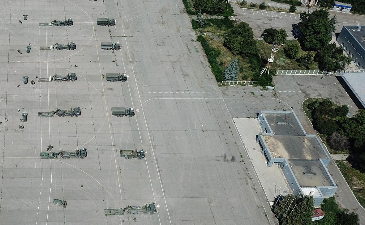 Военнослужащие Международного противоминного центра Вооруженных сил РФ&nbsp;на территории аэропорта Мариуполя