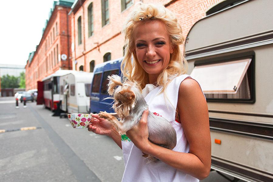 Полина Максимова на съемках фильма «Завтрак у папы» режиссера Марии Кравченко, 2015 год