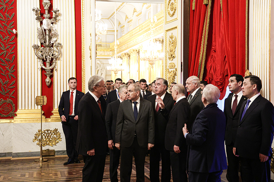 После заседания участники встречи увидели один из главных шедевров Эрмитажа &mdash; картину &laquo;Жертвоприношение Авраама&raquo; Рембрандта, которая вернулась после четырех лет реставрации.