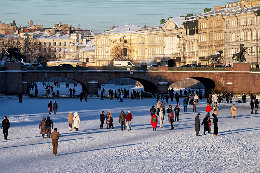 На фото: замерзшая река Фонтанка.