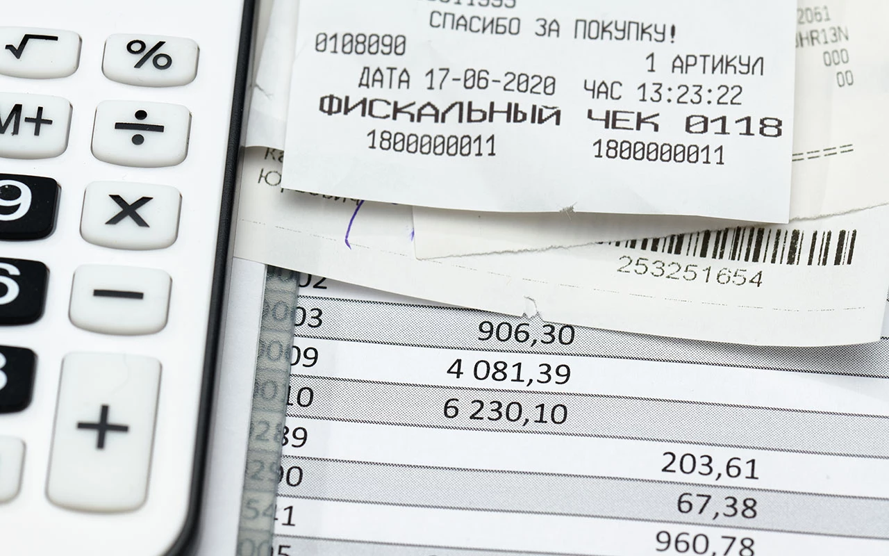 Чек может оформляться как на бумаге, так и в электронном виде, однако перечень содержащихся в нем сведений во всех случаях установлен едиными обязательными требованиями