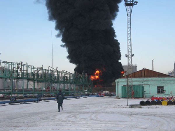 В Красноярске потушен резервуар с нефтепродуктами. ФОТО