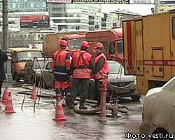 В Москве прорвало водопровод: в Ростокино бьет 5-метровый фонтан 