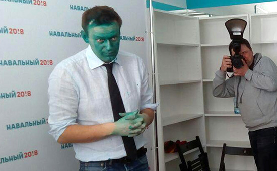 Результат одного из&nbsp;нападений на&nbsp;Алексея Навального&nbsp;&mdash;&nbsp;зеленка на&nbsp;лице. Предвыборный штаб в&nbsp;Барнауле.  20 марта 2017 года
