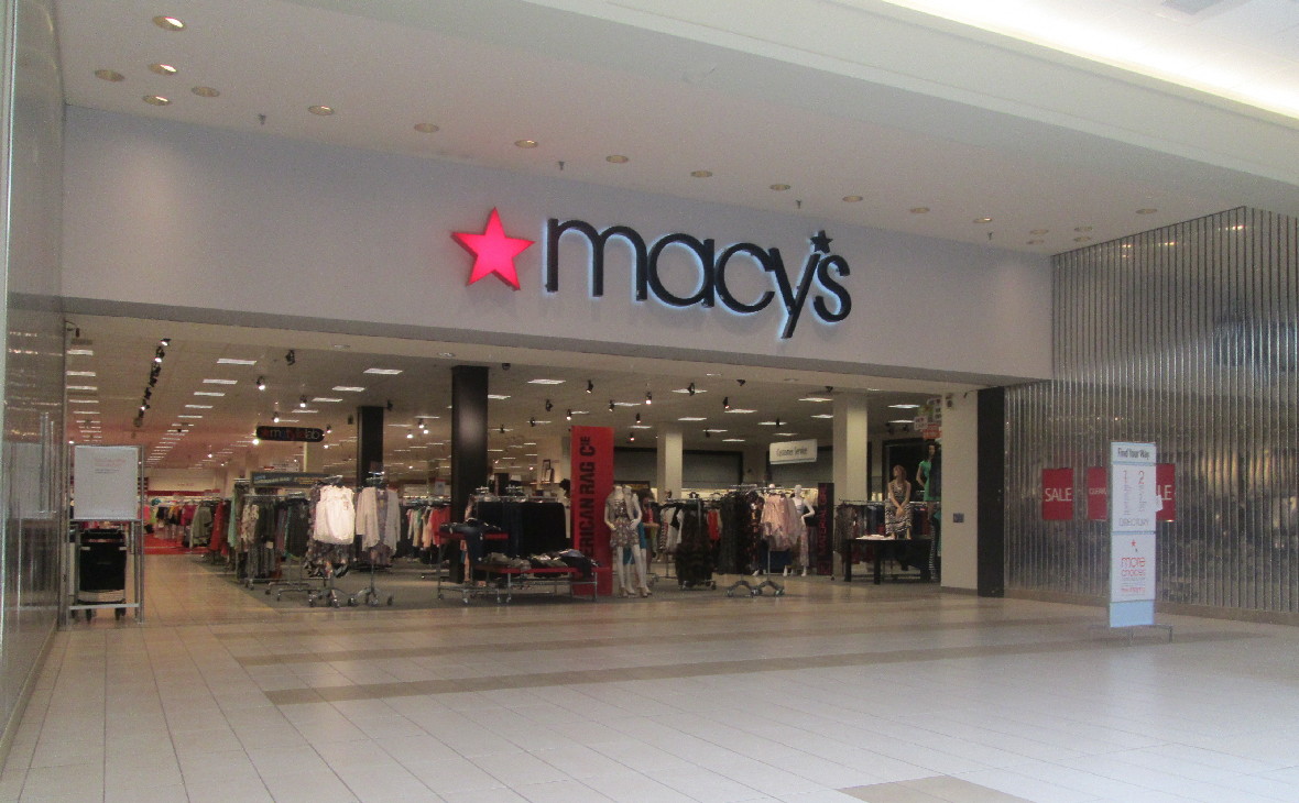 Вход в магазин Macy&#39;s в американском торговом центре
