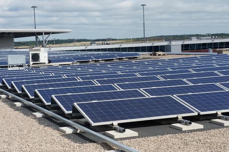 Солнечные батареи&nbsp;​на крыше аэропорта Хельсинки-Вантаа.