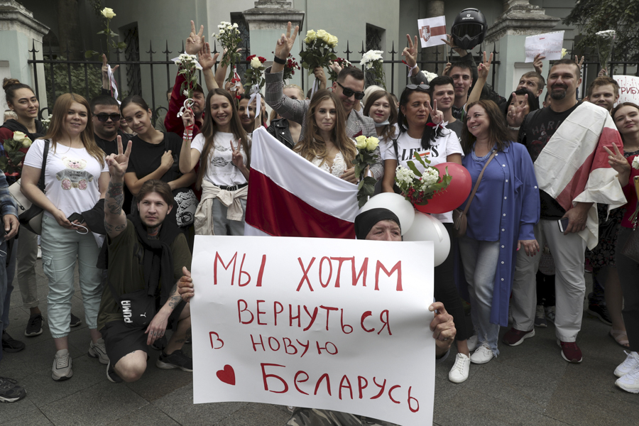 Участники акции в поддержку жителей Белоруссии, протестующих против официально объявленных результатов выборов президента, у посольства республики в Москве